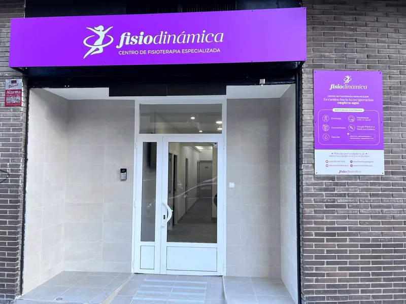 Fachada de Fisiodinámica en C. de Berenguer de Bardají, con el rótulo «Centro de fisioterapia especializada»