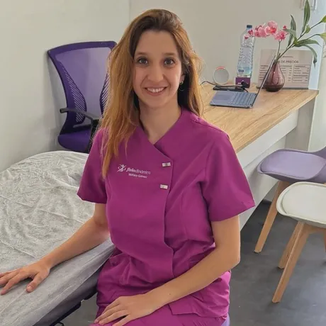 Retrato de Mónica Gómez, fisioterapeuta, en su sala de tratamiento