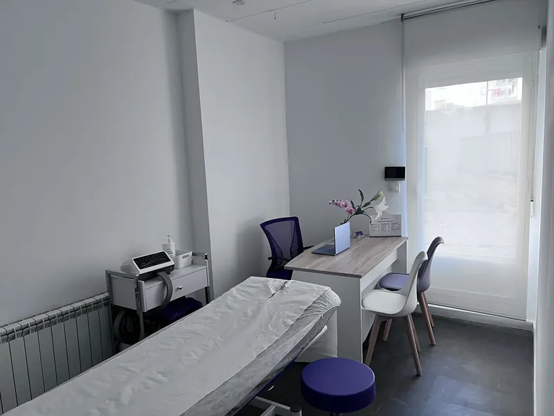 Sala de tratamiento de Fisiodinámica: camilla, mesa y el aparato de presoterapia