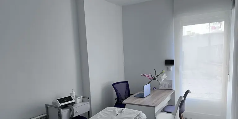 La sala de tratamiento de Fisiodinámica, con el aparato de presoterapia